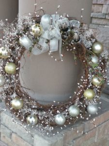 couronne-de-noel-en-branches-et-boules-de-noel_5750363